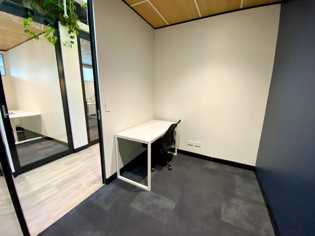 Serviced private office with contemporary design