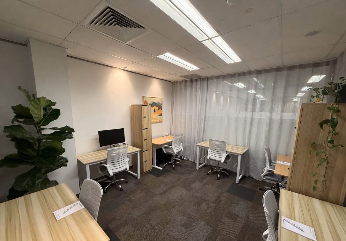 Day desks in the Main Office coworking room